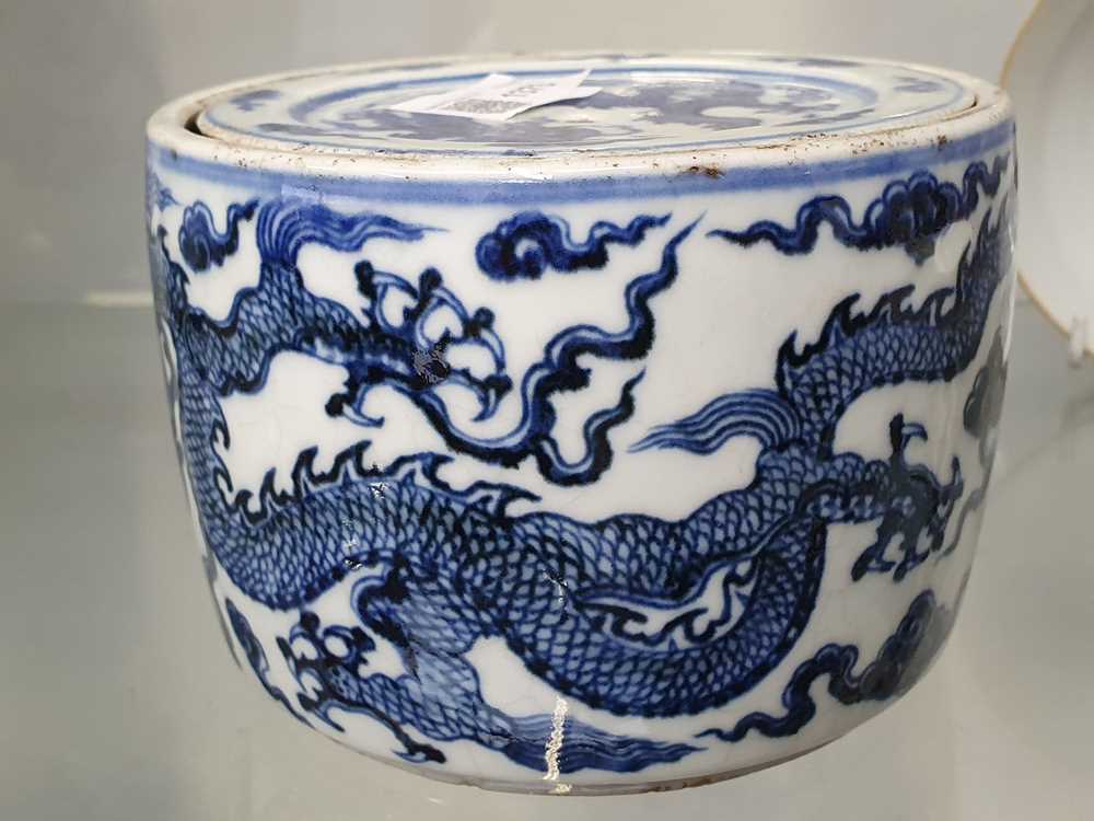 A CHINESE BLUE AND WHITE 'DRAGON' BOX AND COVER, 20TH CENTURY OR LATER - Image 15 of 17