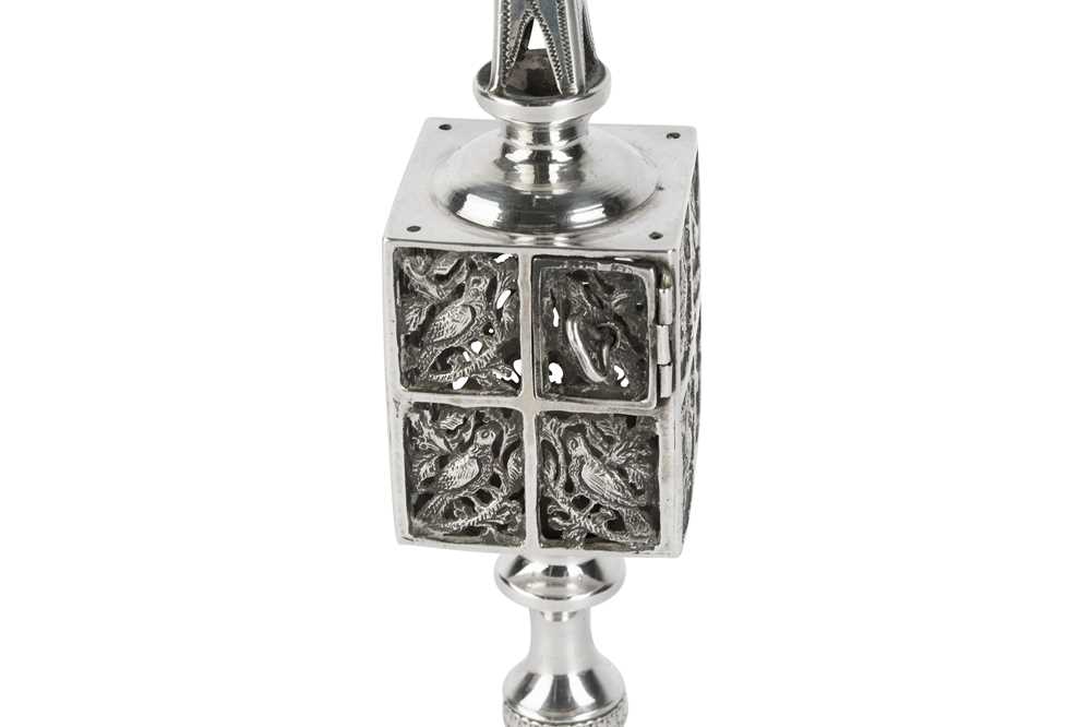 JUDAICA – AN EDWARDIAN STERLING SILVER SPICE TOWWE (BESAMIN), LONDON 1906 BY JACOB FENIGSTEIN - Image 2 of 3