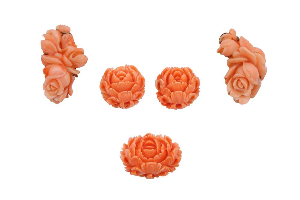 λ A PAIR OF CORAL EARRINGS