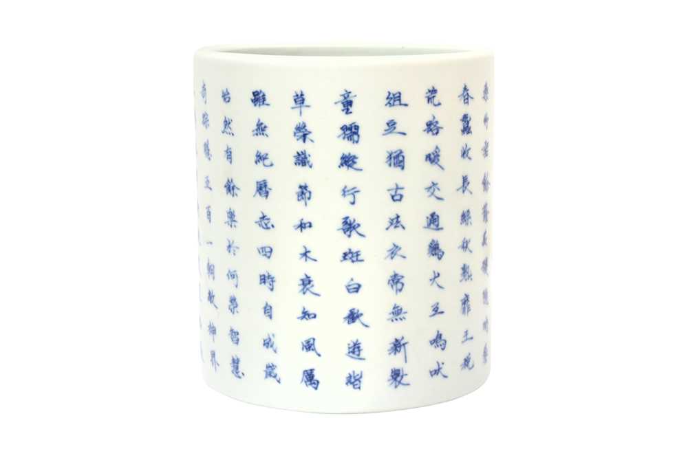 A CHINESE BLUE AND WHITE 'CALLIGRAPHY' BRUSH POT, BITONG 青花桃花源詩文筆筒 - Image 2 of 16