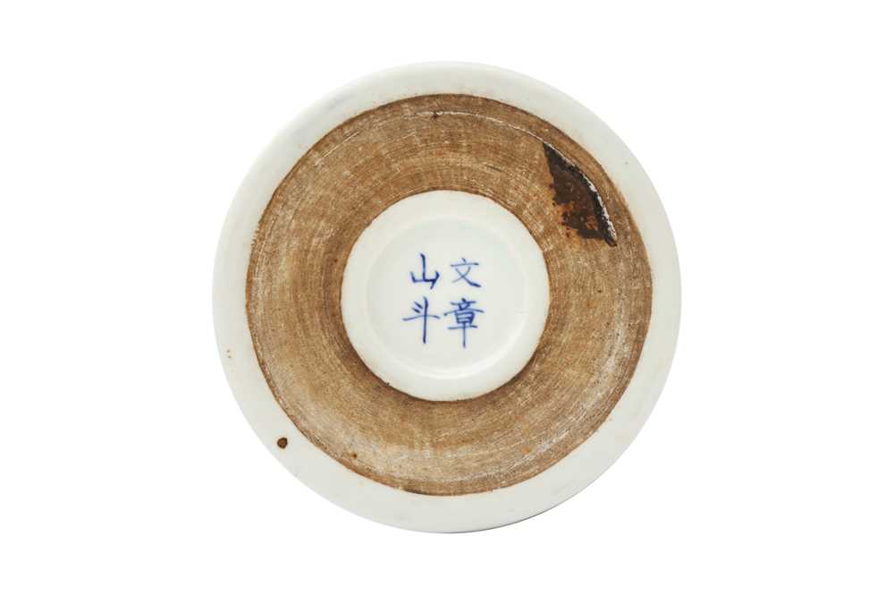 A CHINESE BLUE AND WHITE 'CALLIGRAPHY' BRUSH POT, BITONG 青花桃花源詩文筆筒 - Image 3 of 16