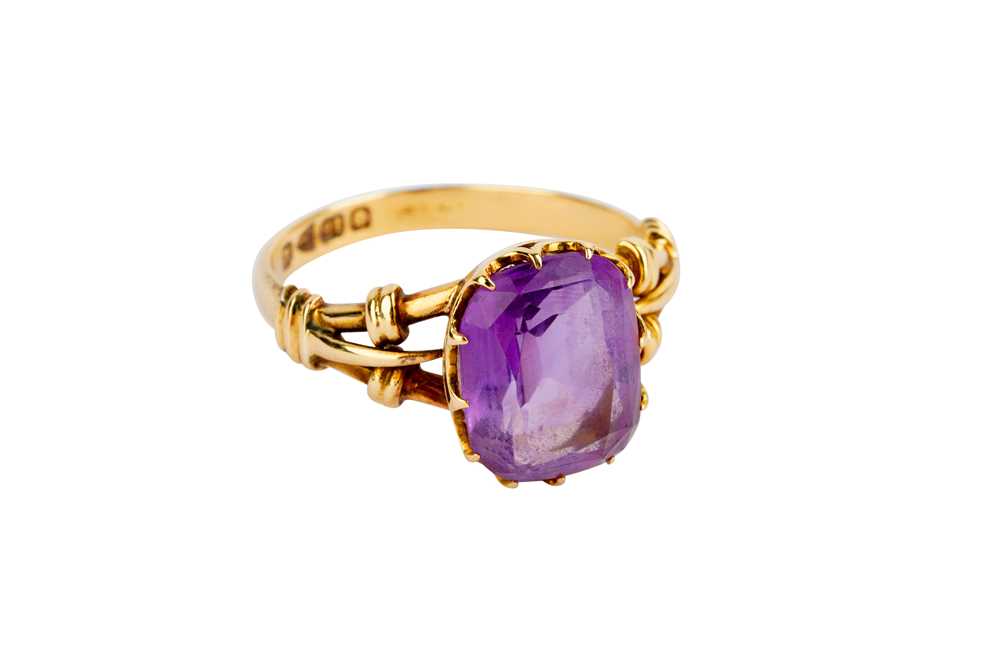 AN AMETHYST RING, CIRCA 1900