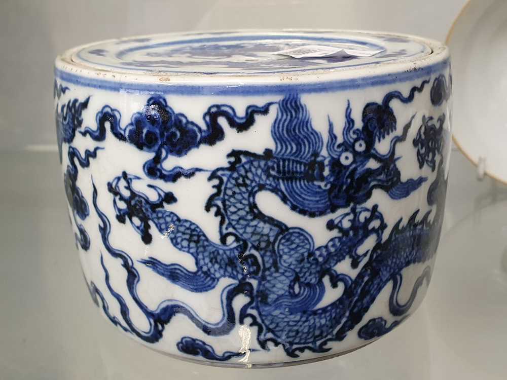 A CHINESE BLUE AND WHITE 'DRAGON' BOX AND COVER, 20TH CENTURY OR LATER - Image 16 of 17