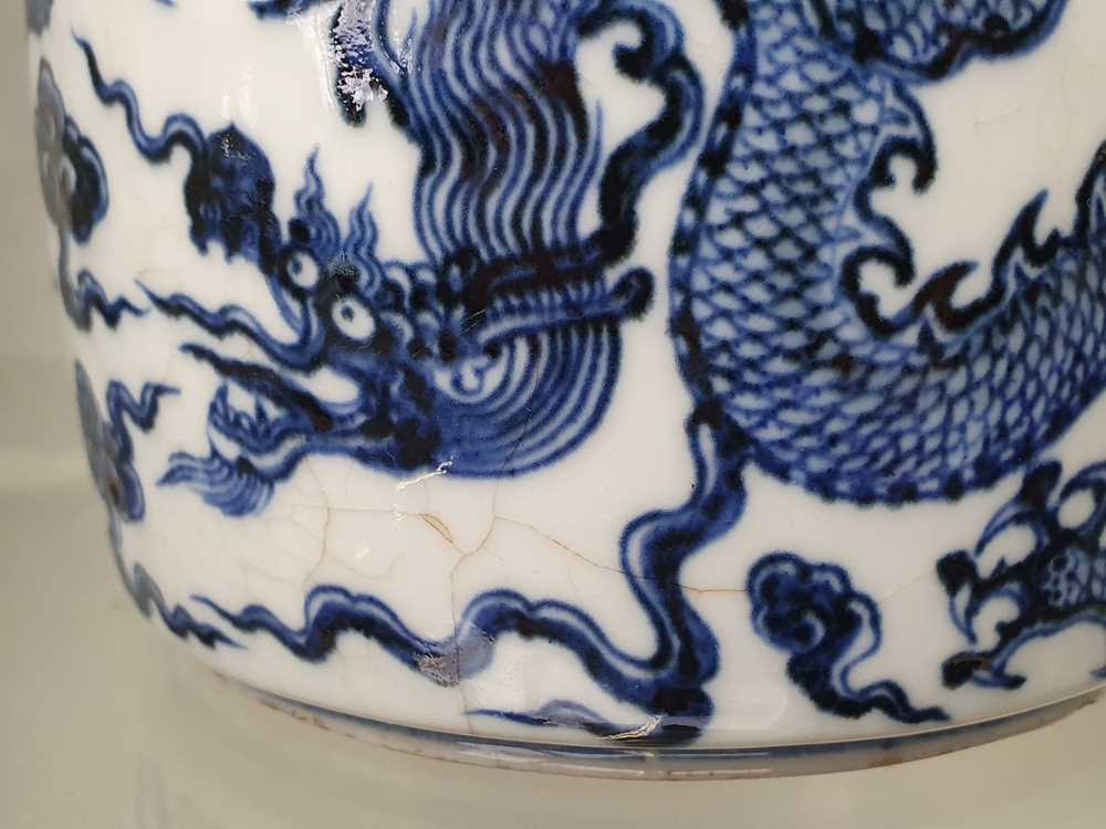A CHINESE BLUE AND WHITE 'DRAGON' BOX AND COVER, 20TH CENTURY OR LATER - Image 12 of 17
