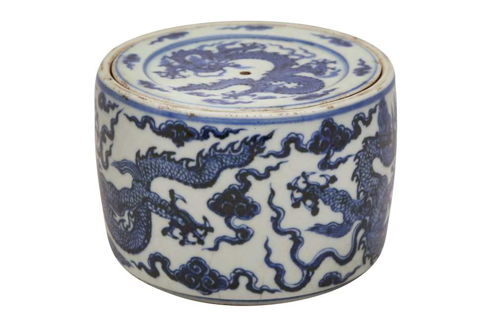 A CHINESE BLUE AND WHITE 'DRAGON' BOX AND COVER, 20TH CENTURY OR LATER