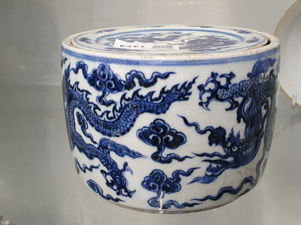 A CHINESE BLUE AND WHITE 'DRAGON' BOX AND COVER, 20TH CENTURY OR LATER - Image 17 of 17