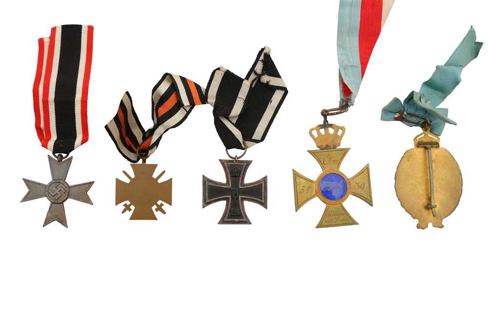 A GROUP OF GERMAN MEDALS AND ORDERS - Image 2 of 2