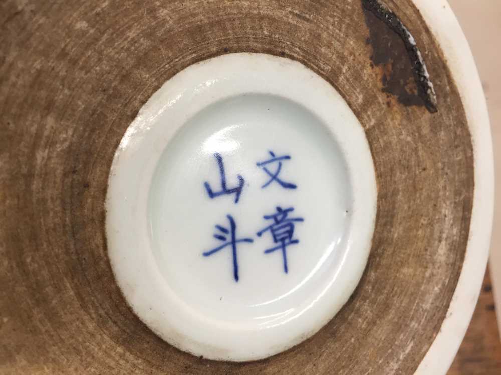 A CHINESE BLUE AND WHITE 'CALLIGRAPHY' BRUSH POT, BITONG 青花桃花源詩文筆筒 - Image 12 of 16