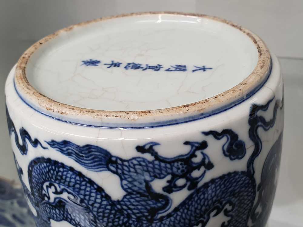 A CHINESE BLUE AND WHITE 'DRAGON' BOX AND COVER, 20TH CENTURY OR LATER - Image 4 of 17