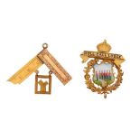 A 15CT GOLD ROLL CALL LODGE JEWEL