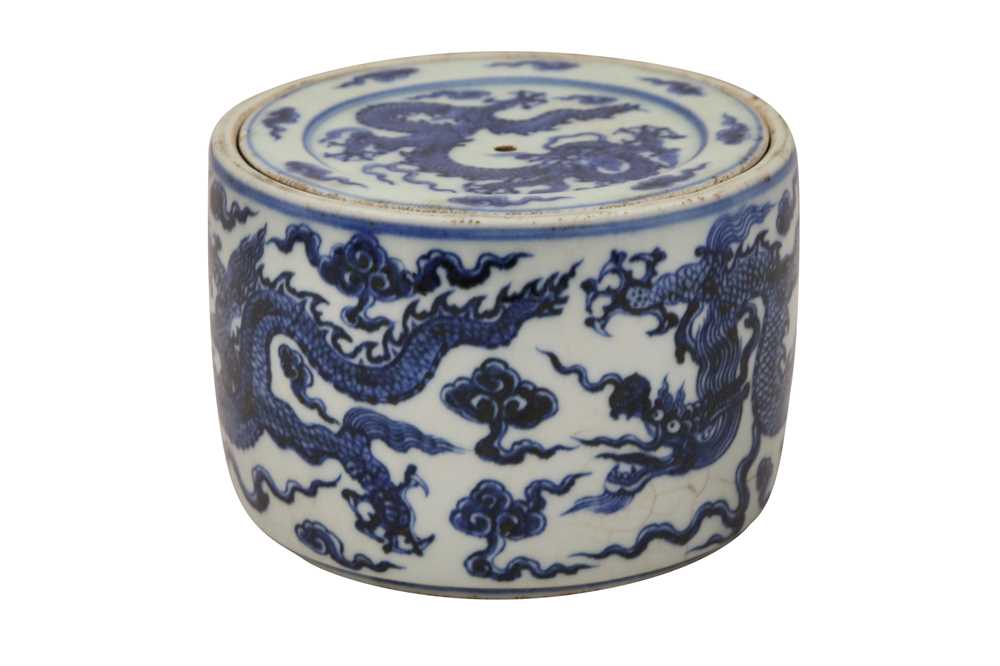 A CHINESE BLUE AND WHITE 'DRAGON' BOX AND COVER, 20TH CENTURY OR LATER - Image 2 of 17