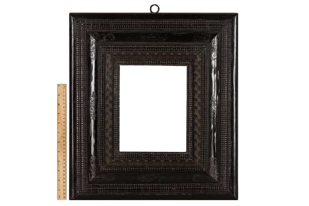 A NORTHERN ITALIAN 17TH CENTURY EBONISED REVERSE PROFILE RIPPLE FRAME - Image 4 of 4