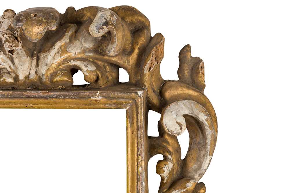 AN ITALIAN VENETIAN 17/18TH CENTURY CARVED, PIERCED AND GILDED FRAME - Image 2 of 4