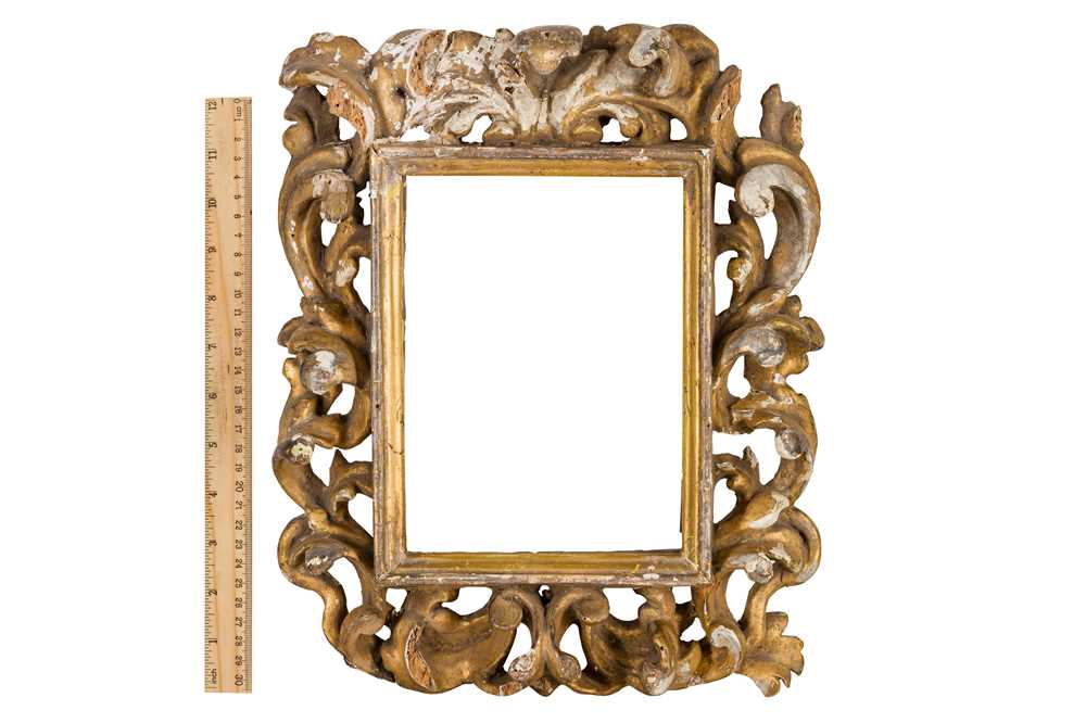 AN ITALIAN VENETIAN 17/18TH CENTURY CARVED, PIERCED AND GILDED FRAME - Image 4 of 4