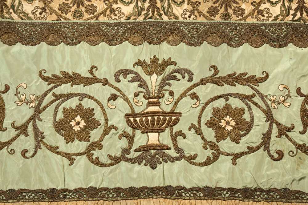 A MAGNIFICENT METAL THREAD-EMBROIDERED SILK COVERLET Possibly Eastern Europe, Austro-Hungarian Empir - Image 2 of 5