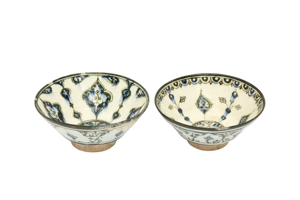 A NEAR PAIR OF COBALT BLUE AND BLACK-PAINTED POTTERY BOWLS WITH ARABESQUE MOTIFS Kashan, Iran, ca. 1 - Image 3 of 4
