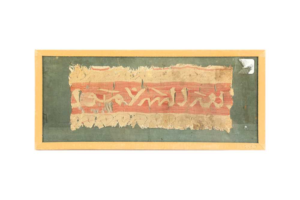 A CALLIGRAPHIC TIRAZ TEXTILE FRAGMENT Fatimid Egypt, 10th - 11th century - Image 2 of 3