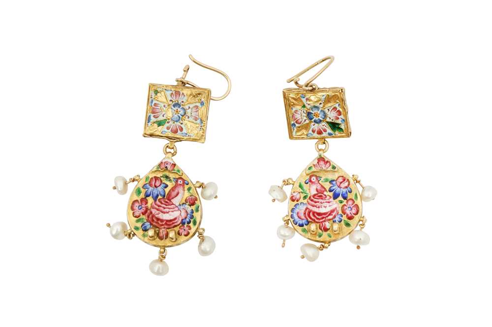 A PAIR OF QAJAR POLYCHROME-PAINTED ENAMELLED AND GEM-SET GOLD EARRINGS Qajar Iran, 19th century - Image 2 of 3