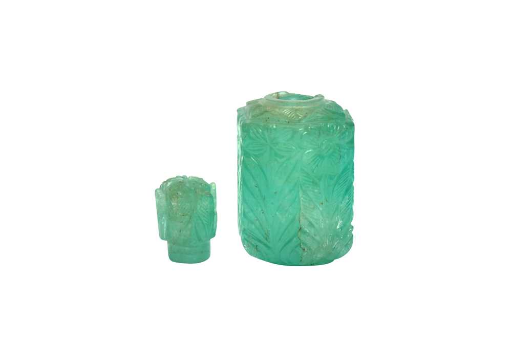 A CARVED MUGHAL EMERALD SCENT BOTTLE WITH STOPPER Mughal India, 18th century - Image 2 of 3