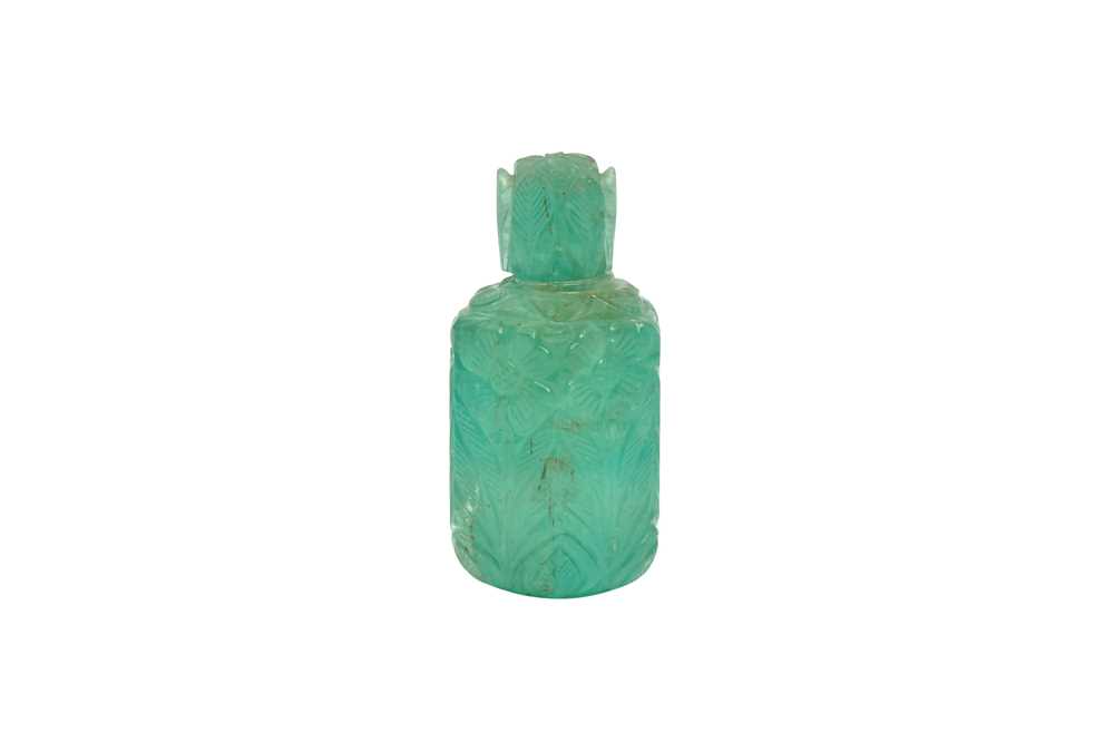 A CARVED MUGHAL EMERALD SCENT BOTTLE WITH STOPPER Mughal India, 18th century