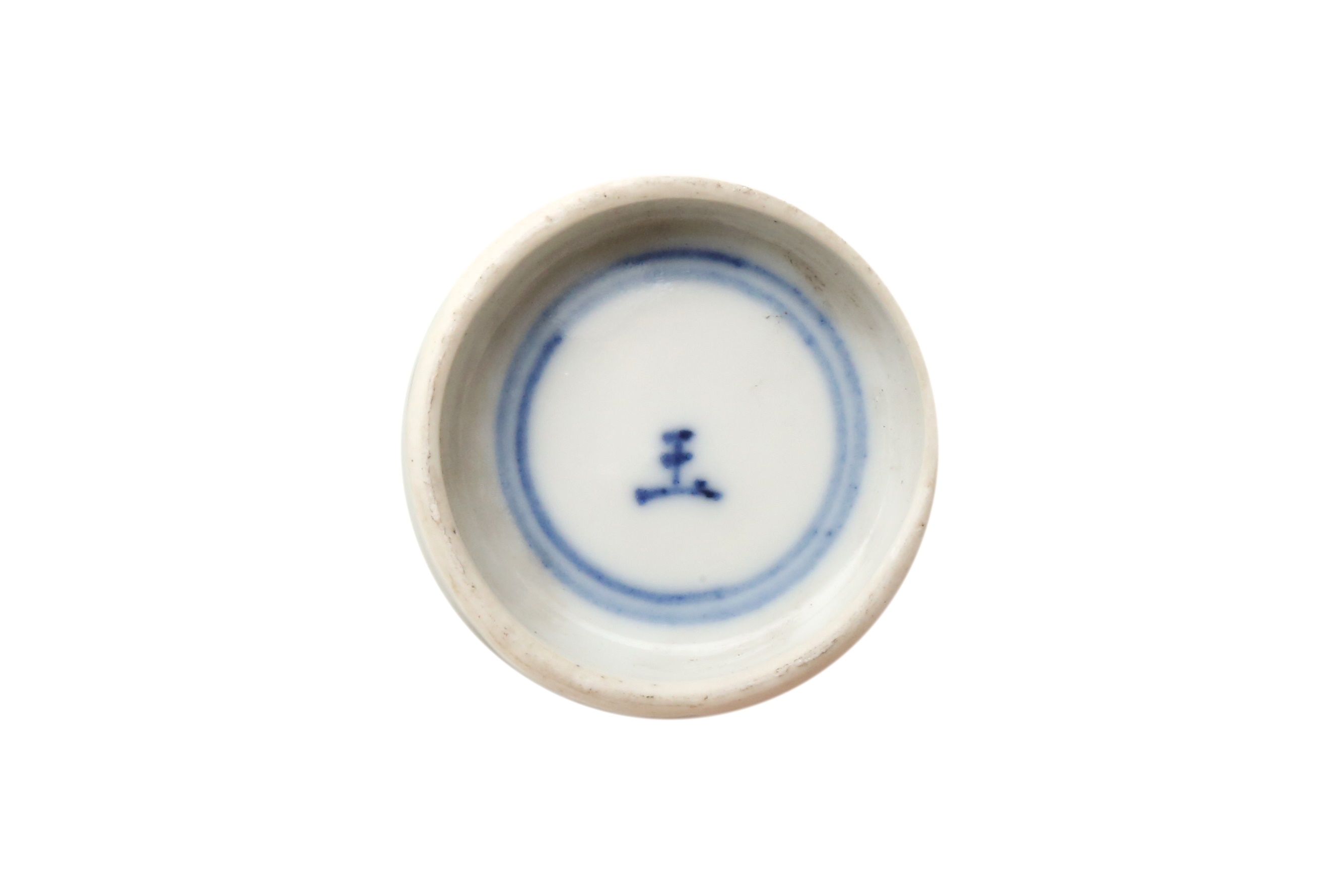 A GROUP OF THREE CHINESE BLUE AND WHITE CUPS AND THREE SMALL DISHES 清十八至十九世紀 青花盃及小盤各三件 - Image 2 of 2