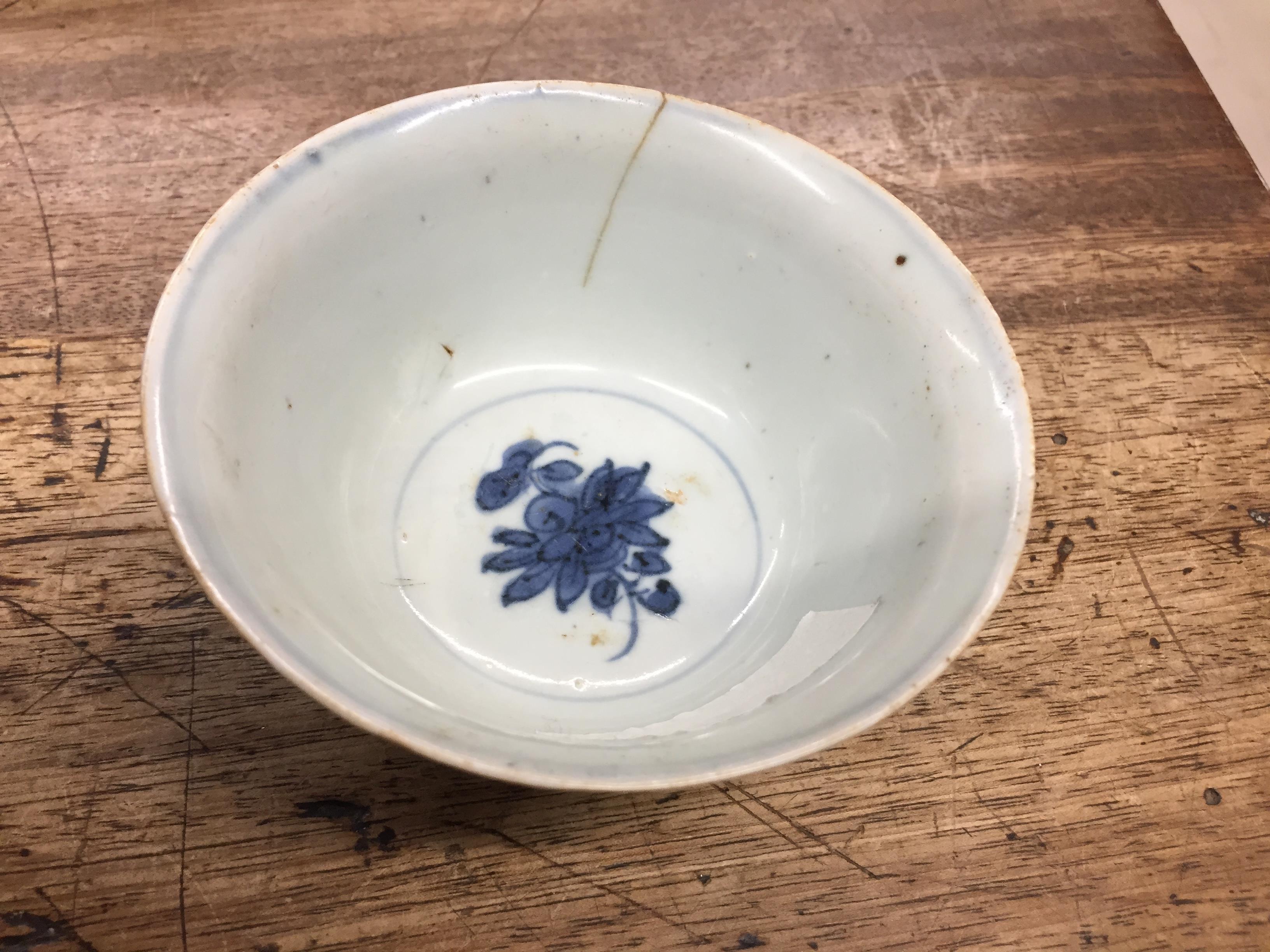 A GROUP OF THREE CHINESE BLUE AND WHITE BOWLS 明 青花盌一組三件 - Image 4 of 17