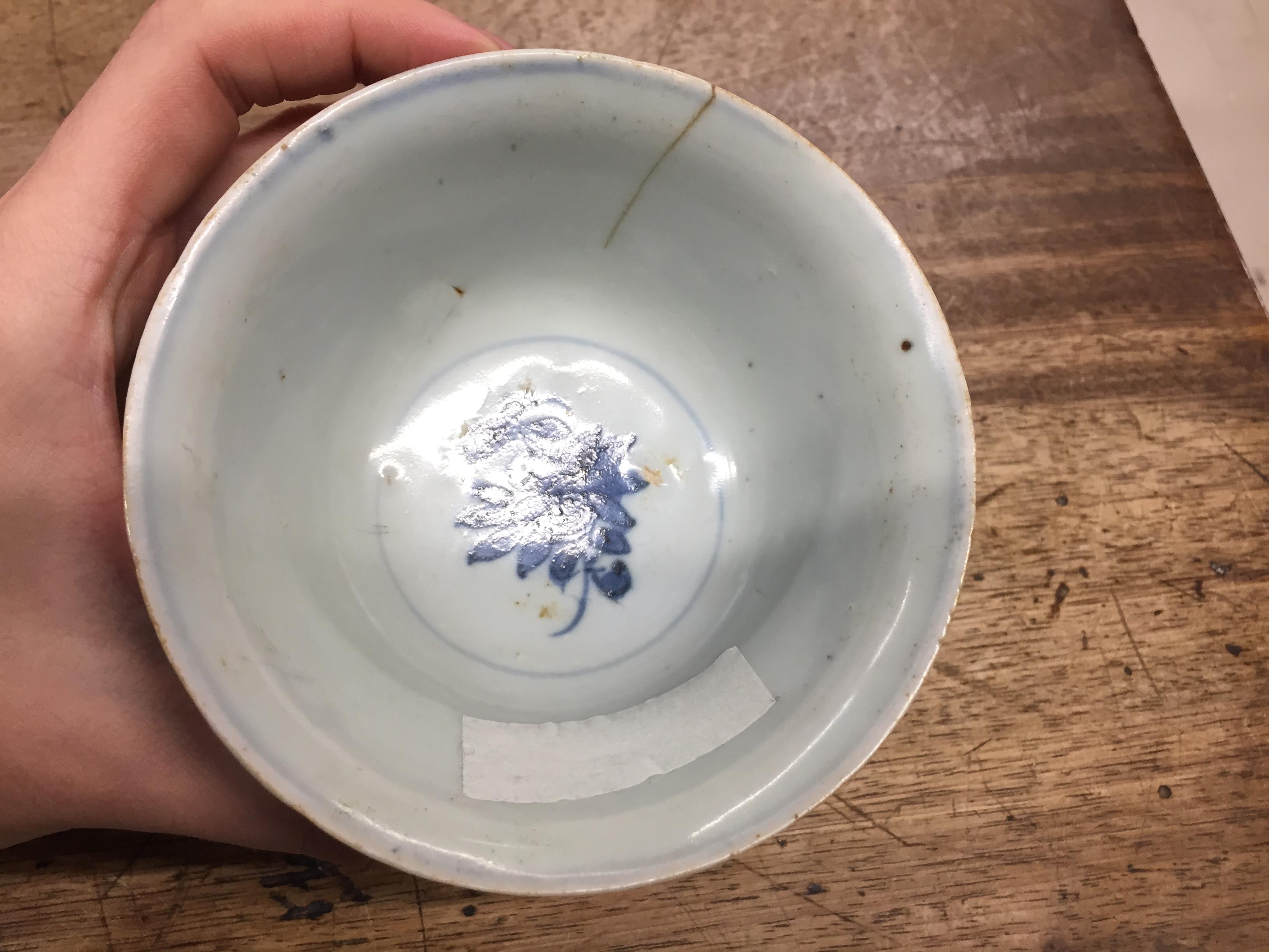 A GROUP OF THREE CHINESE BLUE AND WHITE BOWLS 明 青花盌一組三件 - Image 8 of 17