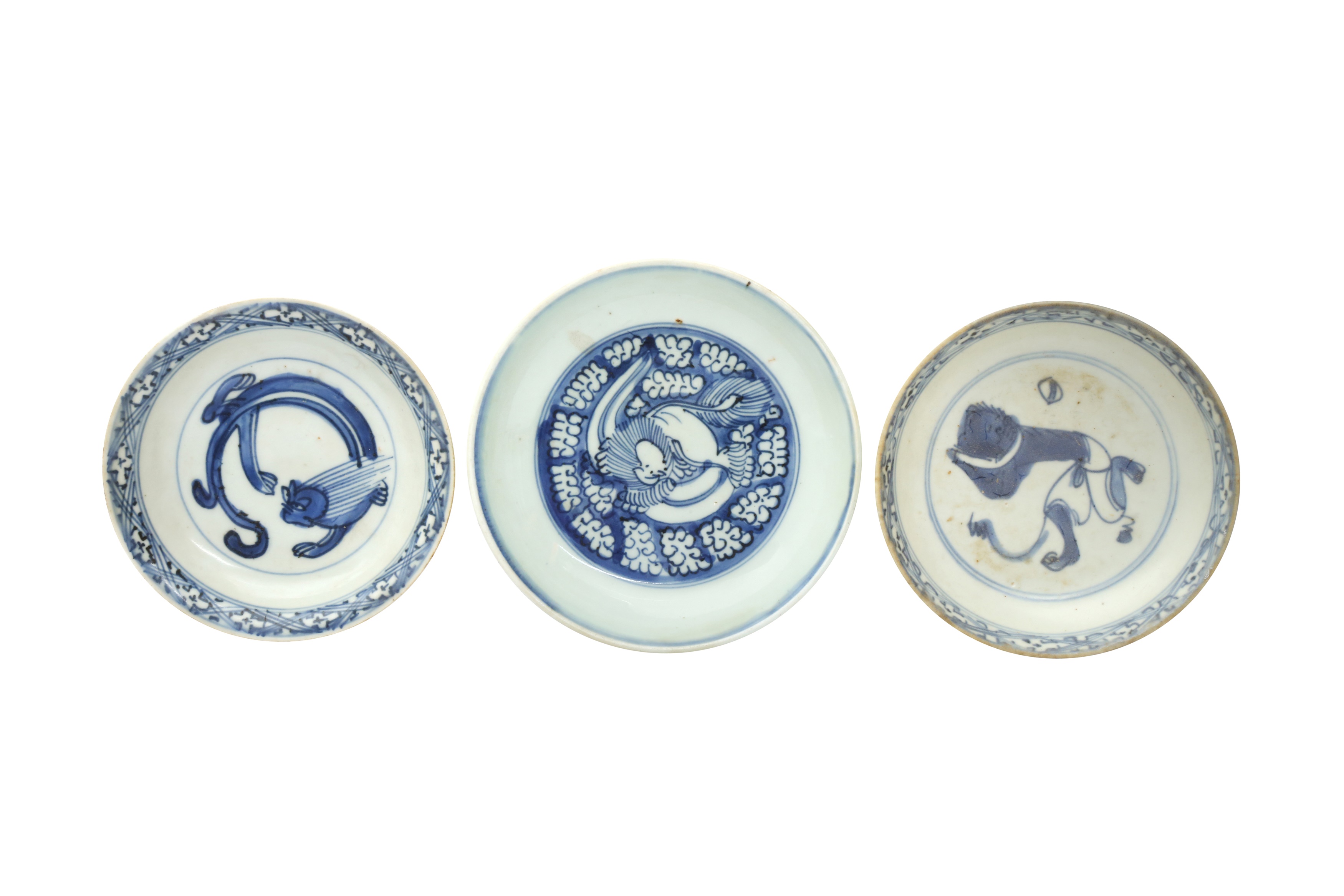 THREE SMALL CHINESE BLUE AND WHITE DISHES 明 青花小盤一組三件