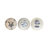 A GROUP OF THREE CHINESE BLUE AND WHITE DISHES 明 青花盤一組三件