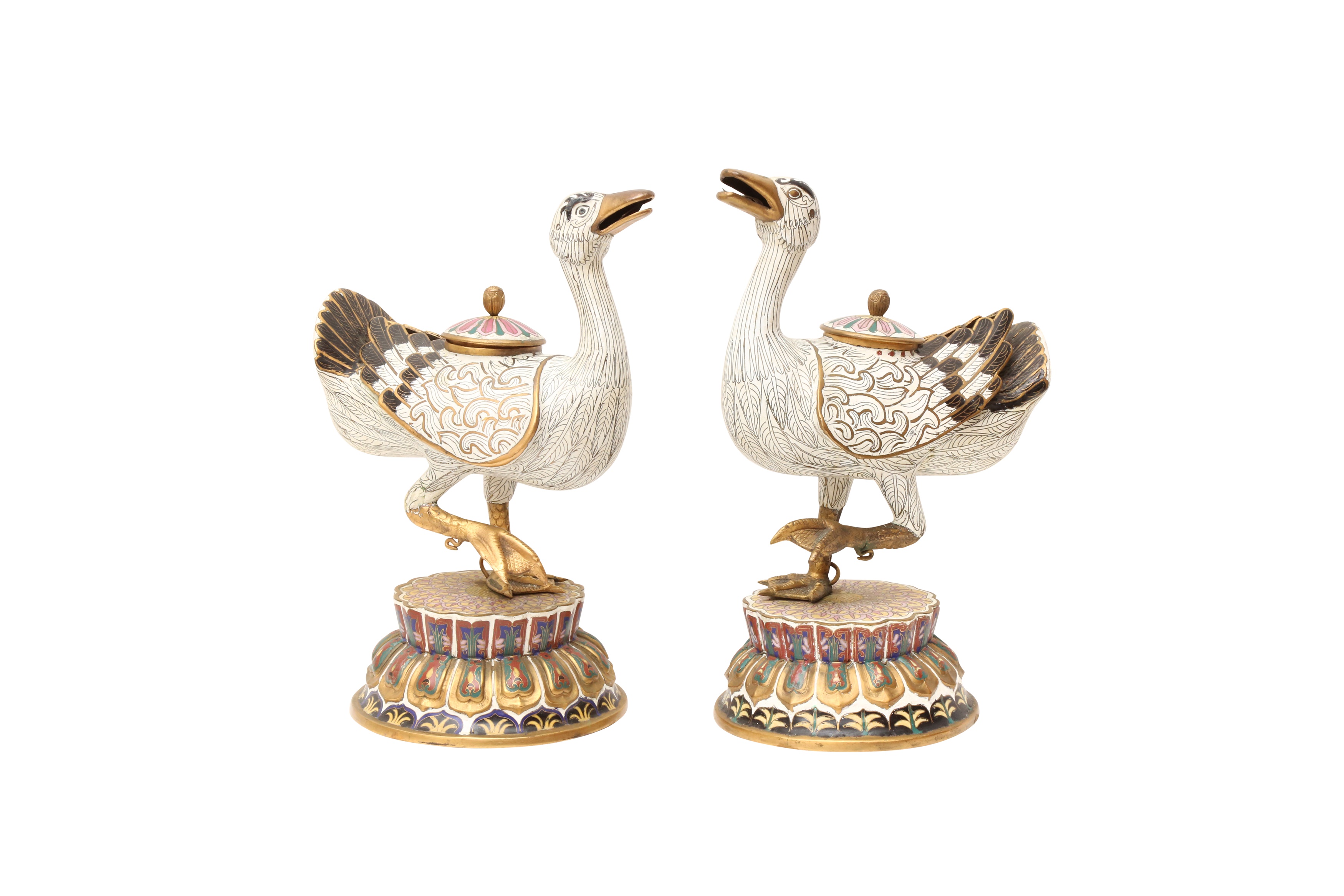 A PAIR OF CHINESE CLOISONNÉ 'DUCK' INCENSE BURNERS AND COVERS 清十九世紀晚期或二十世紀早期 銅胎掐絲琺瑯鴨形熏爐一對