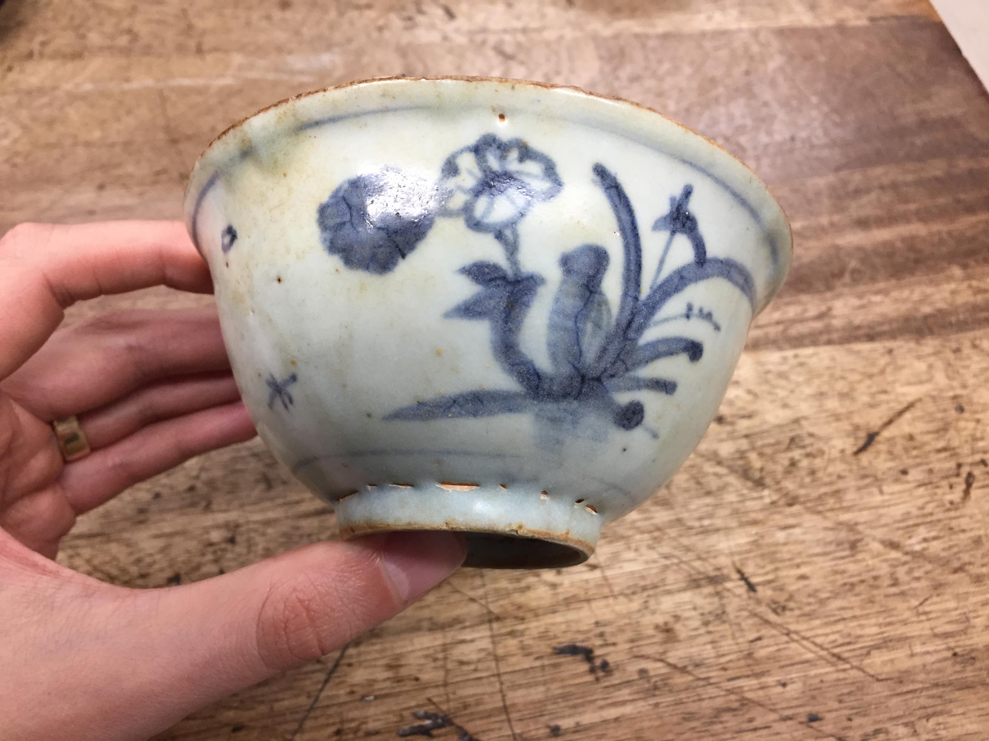 A GROUP OF THREE CHINESE BLUE AND WHITE BOWLS 明 青花盌一組三件 - Image 10 of 17