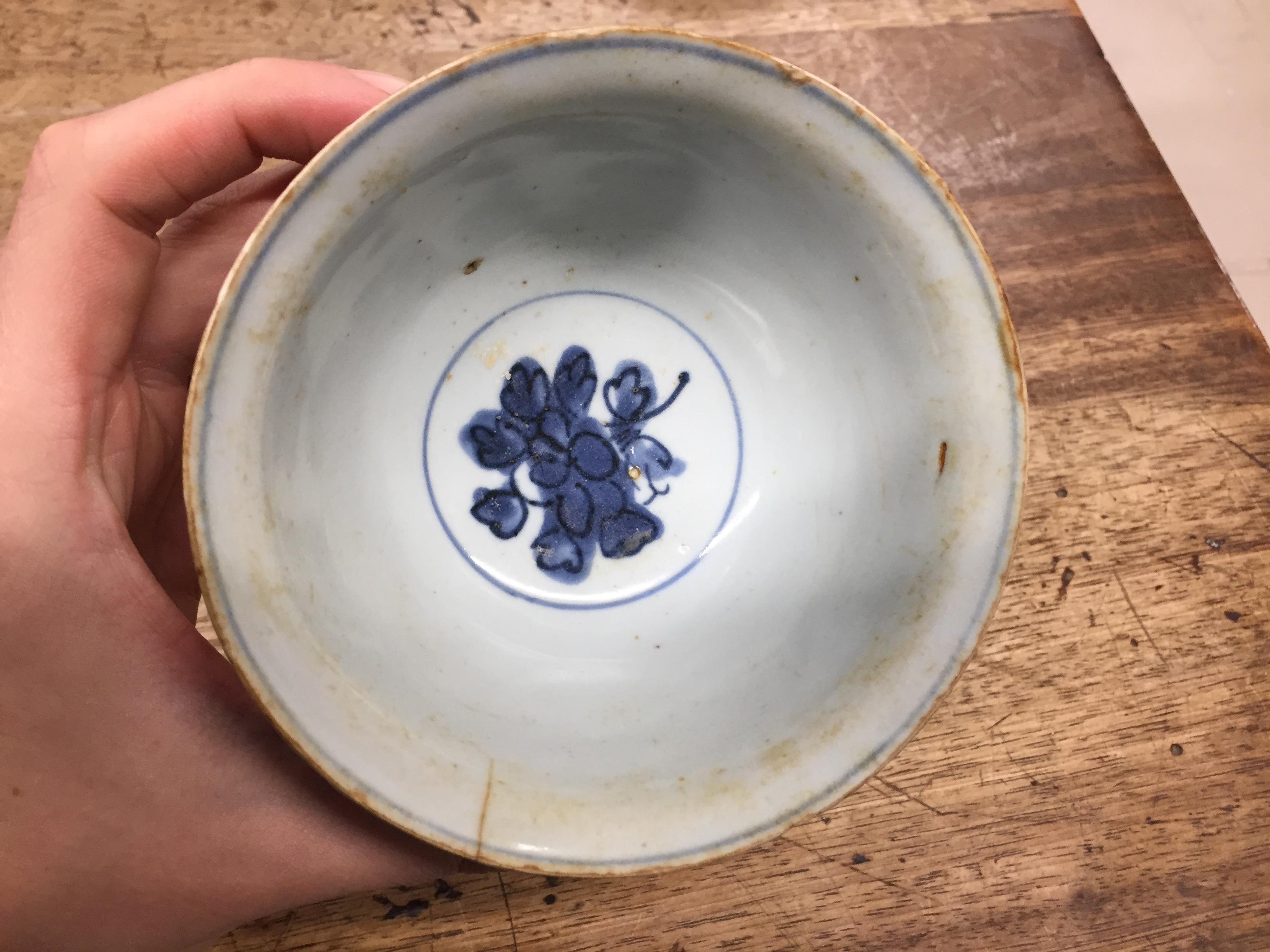 A GROUP OF THREE CHINESE BLUE AND WHITE BOWLS 明 青花盌一組三件 - Image 16 of 17