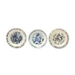 THREE CHINESE BLUE AND WHITE BARBED DISHES 明 青花葵口盤一組三件