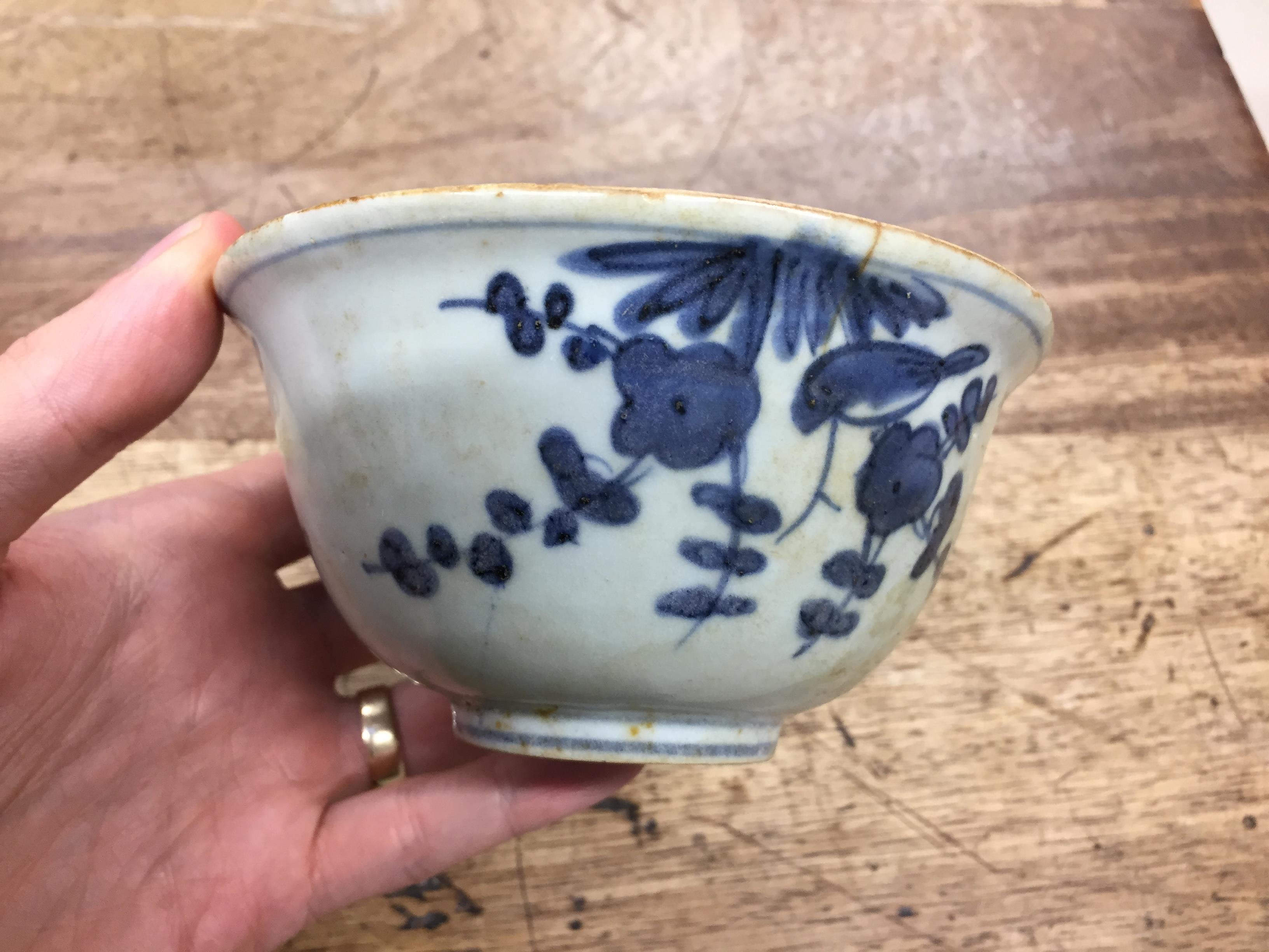 A GROUP OF THREE CHINESE BLUE AND WHITE BOWLS 明 青花盌一組三件 - Image 13 of 17