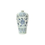 A LARGE CHINESE MING-STYLE BLUE AND WHITE VASE, MEIPING 二十世紀 仿明青花纏枝梅瓶