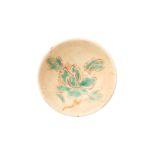 A SMALL CHINESE PAINTED CIZHOU DISH 元至明 磁州窰白釉繪蓮紋盤