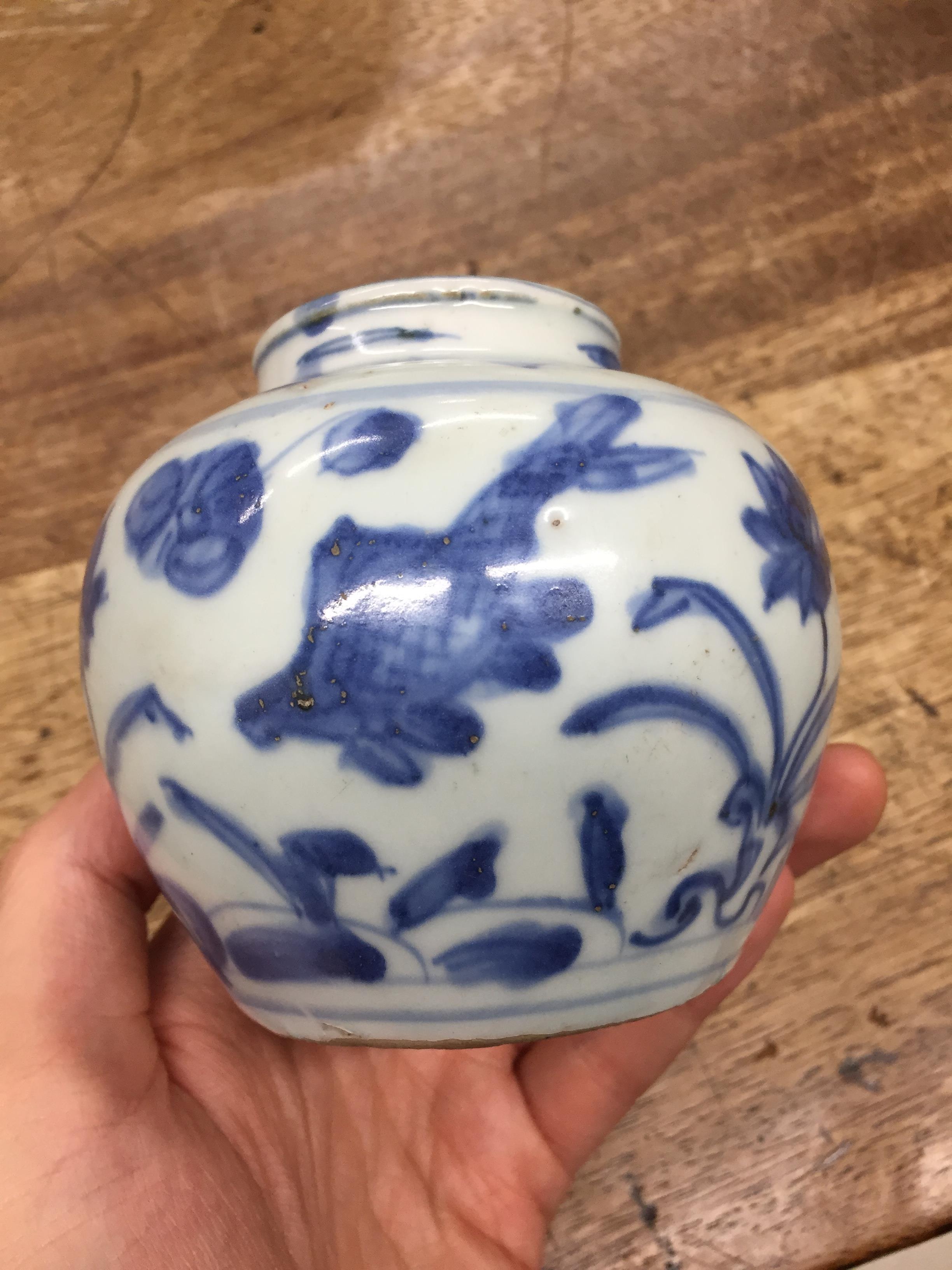 A SMALL CHINESE BLUE AND WHITE 'FISH AND LOTUS' JAR 明 青花蓮池魚藻紋罐 - Image 4 of 7
