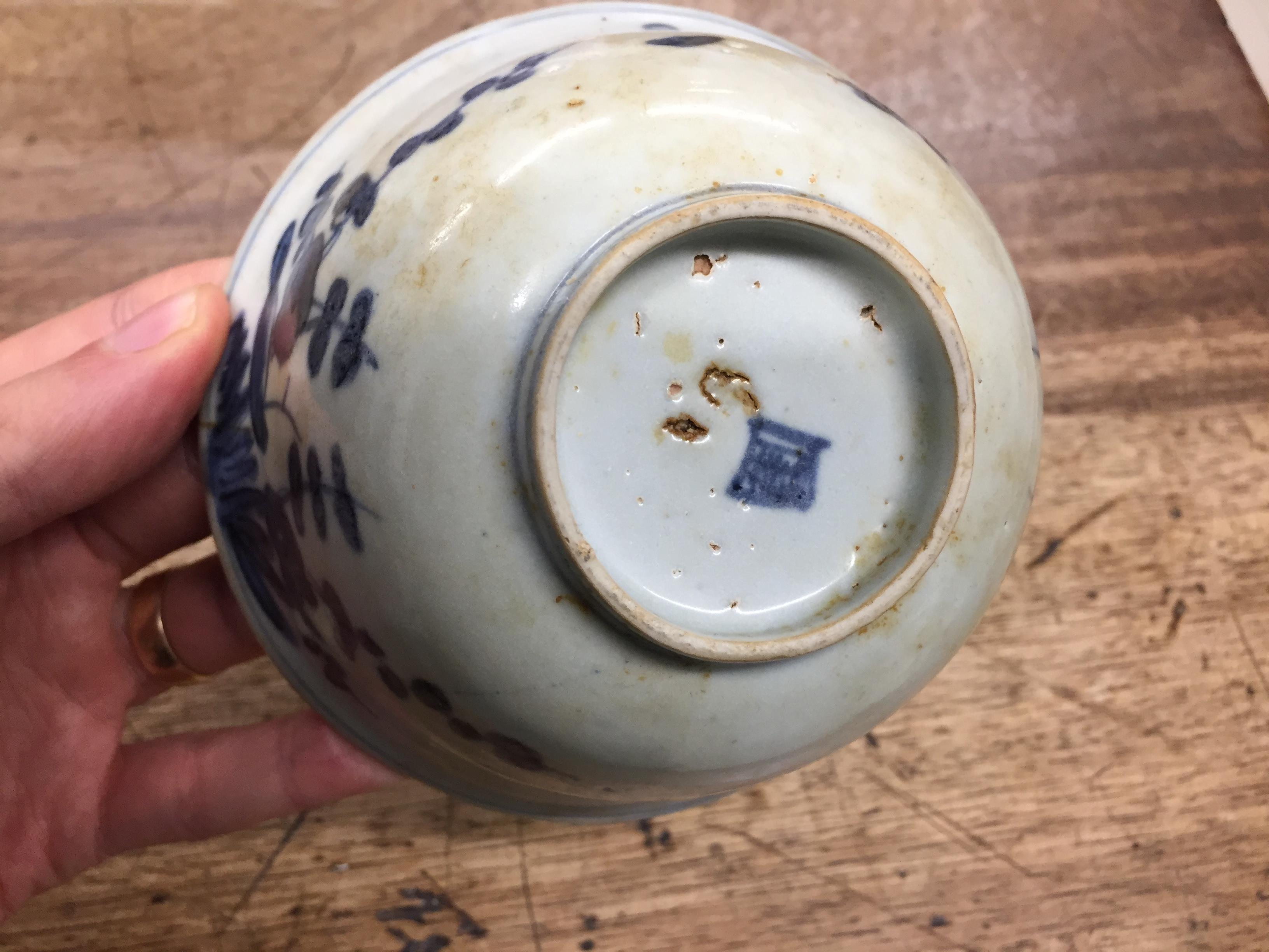 A GROUP OF THREE CHINESE BLUE AND WHITE BOWLS 明 青花盌一組三件 - Image 15 of 17