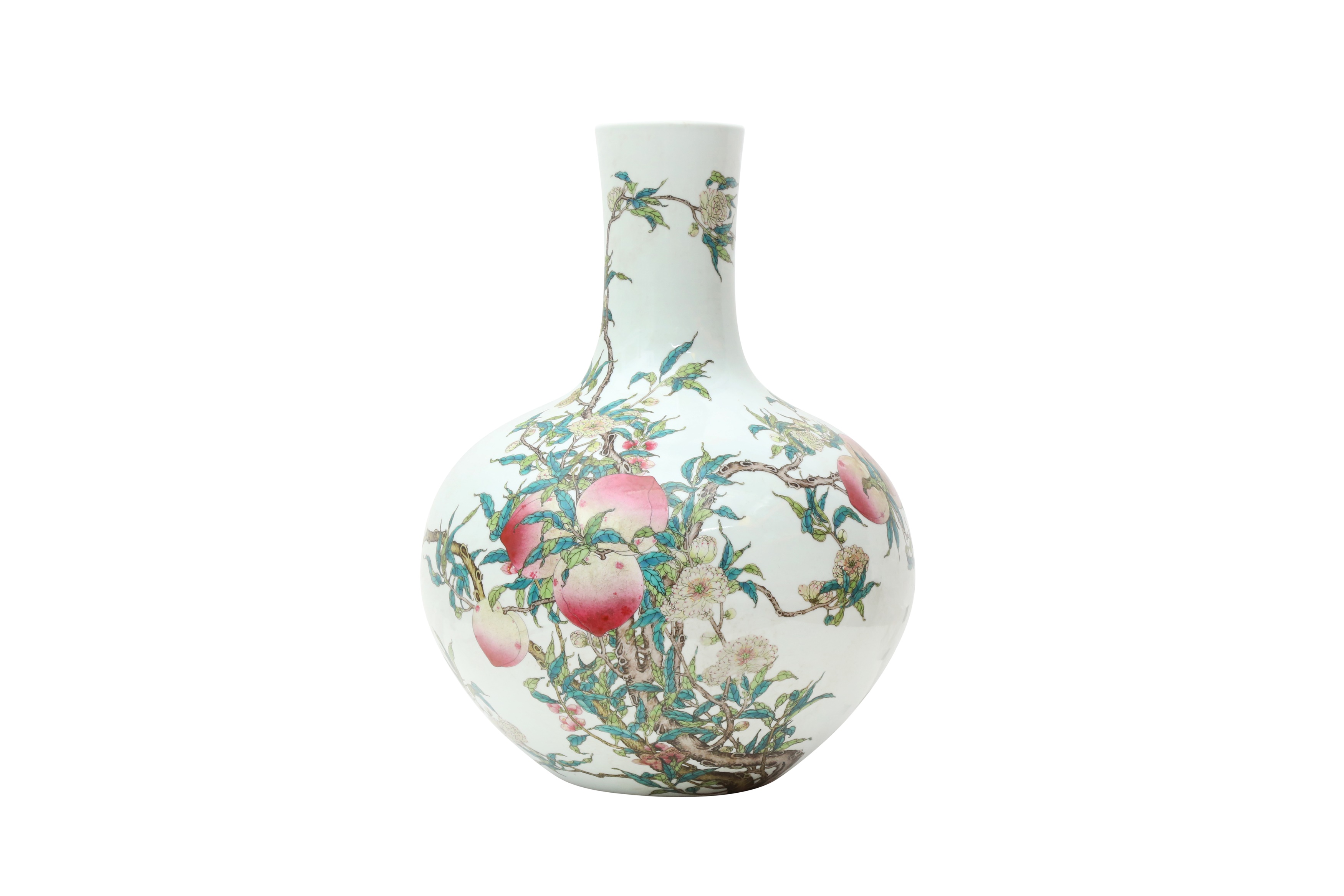 A LARGE CHINESE FAMILLE-ROSE 'PEACHES' VASE, TIANQIUPING 十九或二十世紀 粉彩蟠桃紋天球瓶