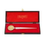 A CASED ELIZABETH II STERLING SILVER ROYAL COMMEMORATIVE SILVER PAPER KNIFE, LONDON 1977 BY STUART