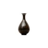 A CHINESE DARK BROWN-GLAZED VASE, YUHUCHUNPING 金至元 醬釉玉壺春瓶