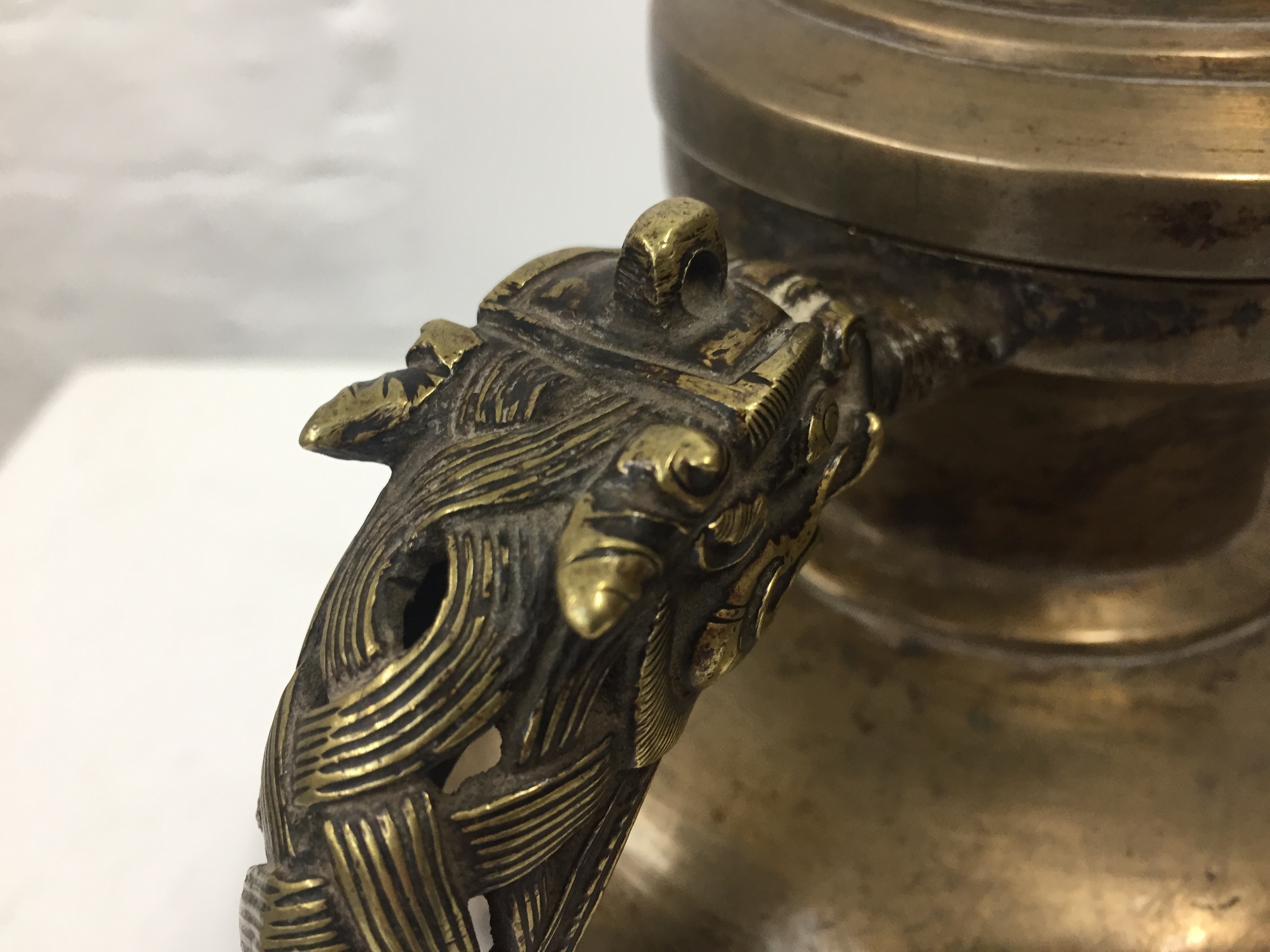 A TIBETAN BRONZE EWER AND COVER 十九世紀 銅執壺 - Image 4 of 17