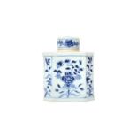 A CHINESE BLUE AND WHITE TEA CADDY AND COVER 清康熙 約1700年 青花茶葉罐