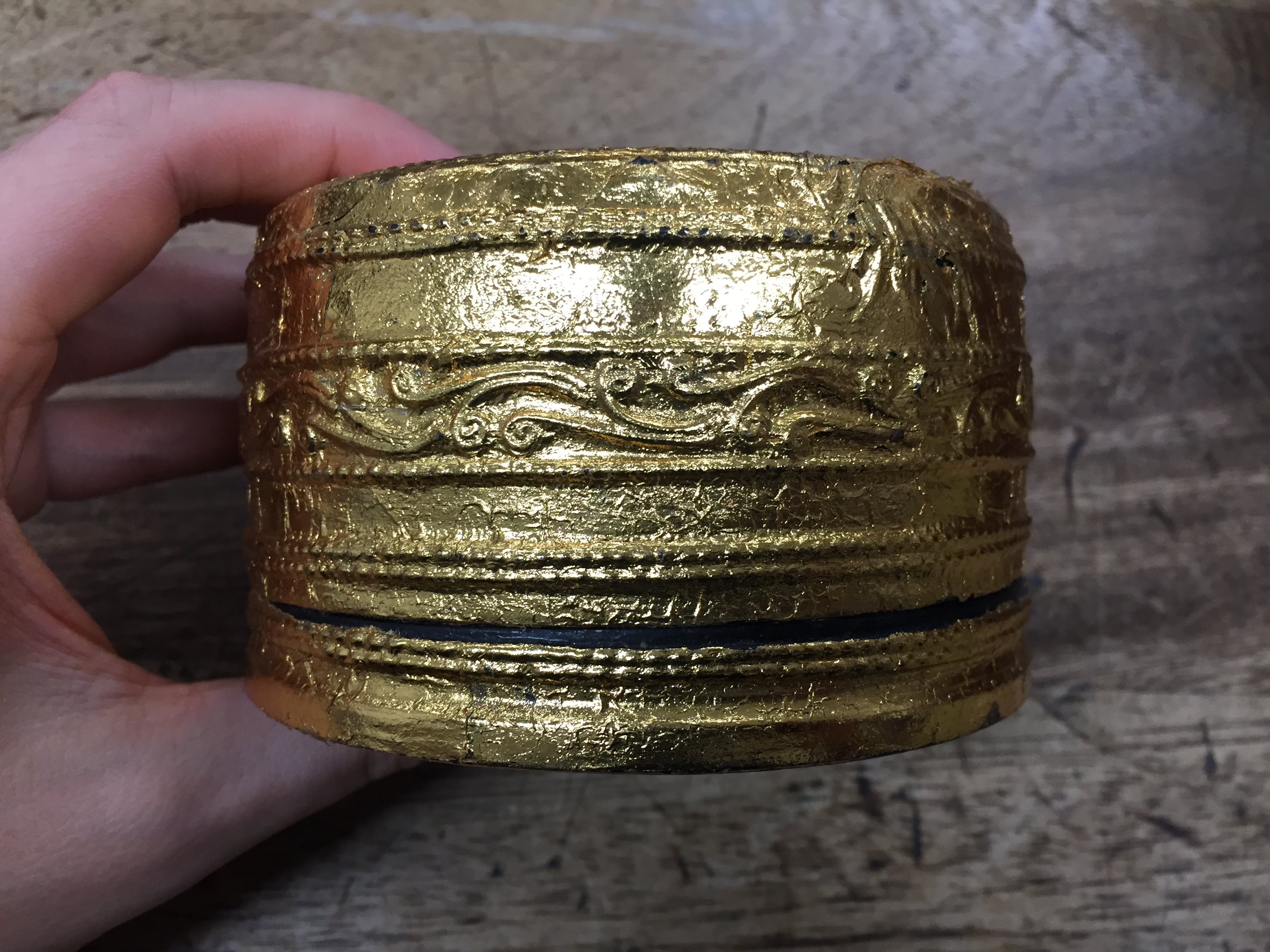 A SMALL BURMESE GILDED LACQUER BOX AND COVER OFFERED ON BEHALF OF PROSPECT BURMA TO BENEFIT - Image 5 of 14