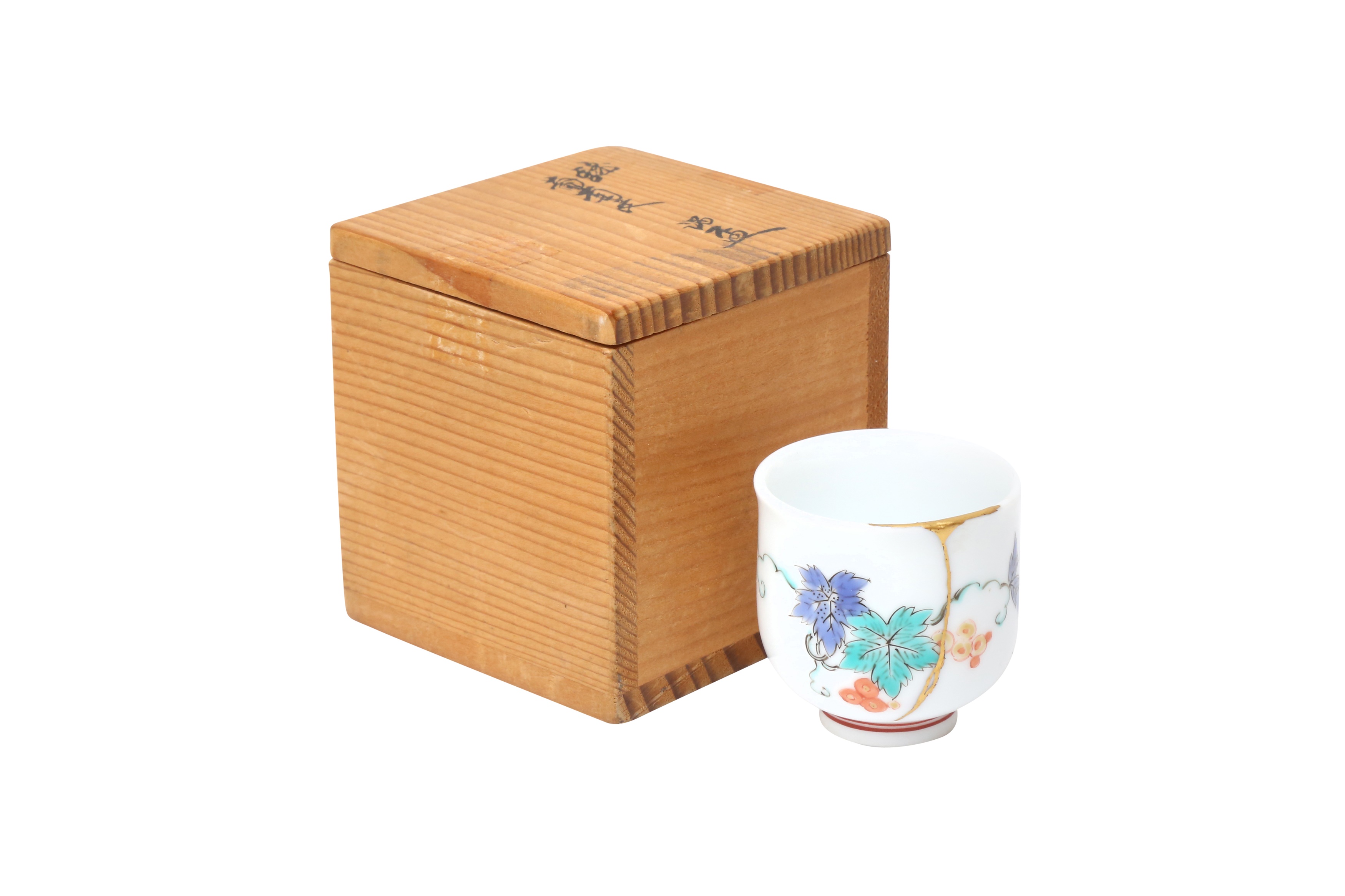 A SMALL JAPANESE SAKE CUP BY SAKAIDA KAKIEMON XIII (1906 – 1982)