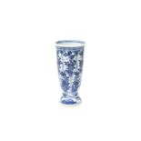 A SMALL CHINESE BLUE AND WHITE BEAKER VASE 清康熙 青花花卉紋盃