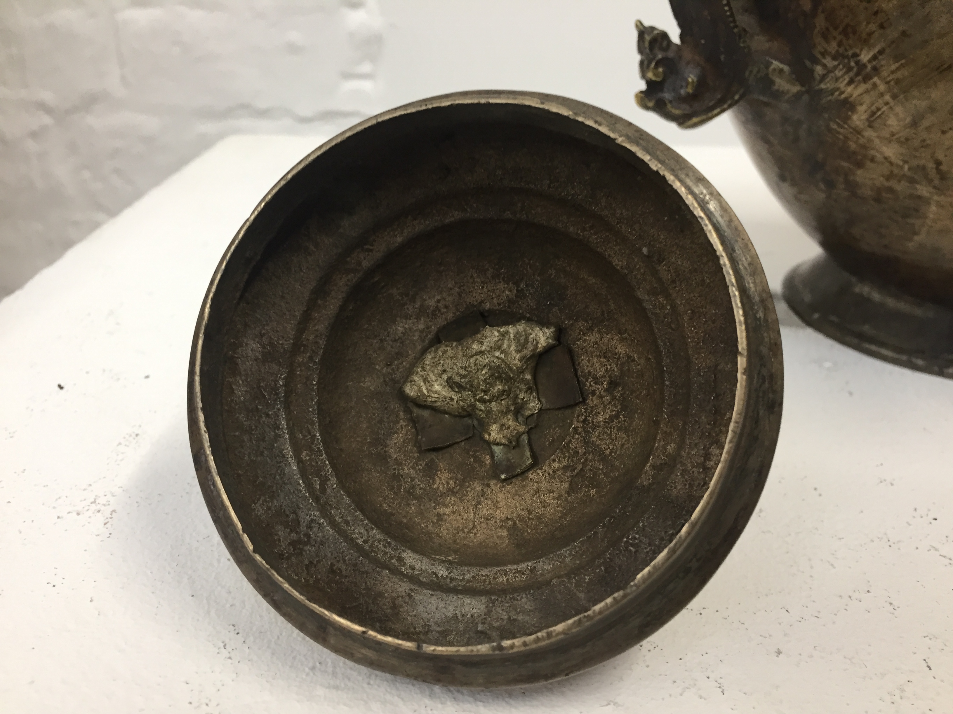 A TIBETAN BRONZE EWER AND COVER 十九世紀 銅執壺 - Image 10 of 17