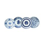 A GROUP OF FOUR CHINESE BLUE AND WHITE DISHES 清十八或十九世紀 青花盤一組四件