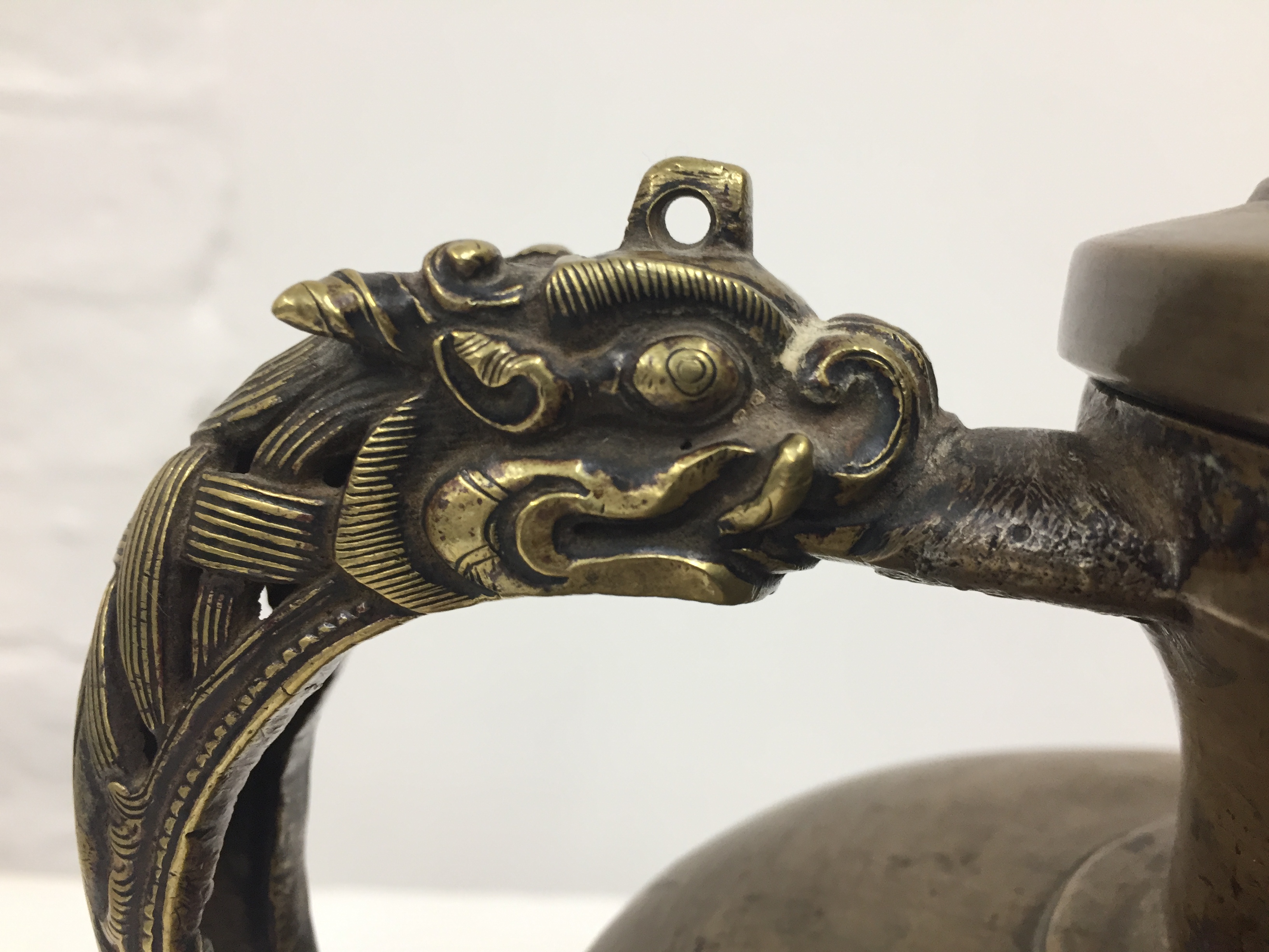 A TIBETAN BRONZE EWER AND COVER 十九世紀 銅執壺 - Image 5 of 17