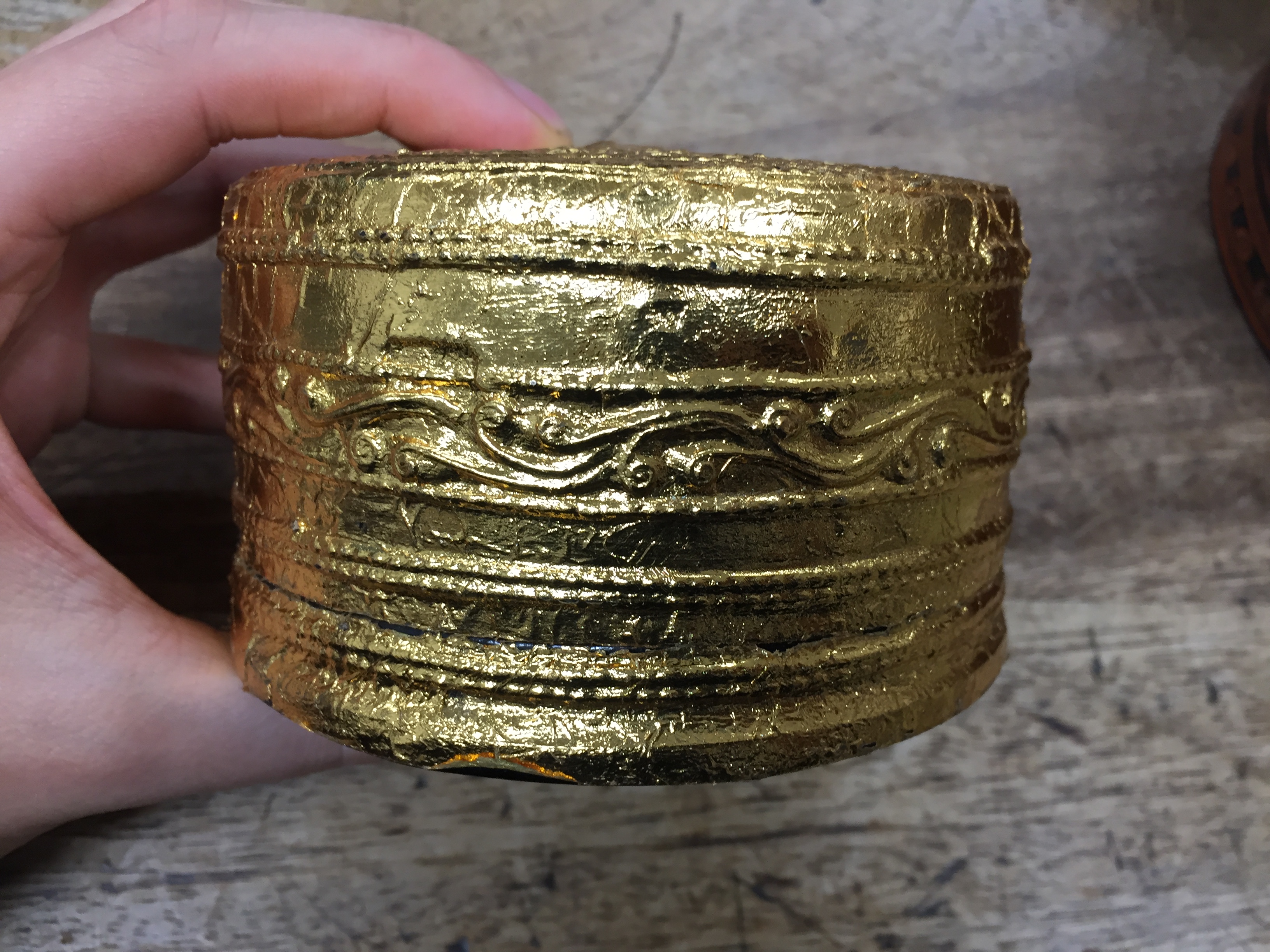 A SMALL BURMESE GILDED LACQUER BOX AND COVER OFFERED ON BEHALF OF PROSPECT BURMA TO BENEFIT - Image 4 of 14